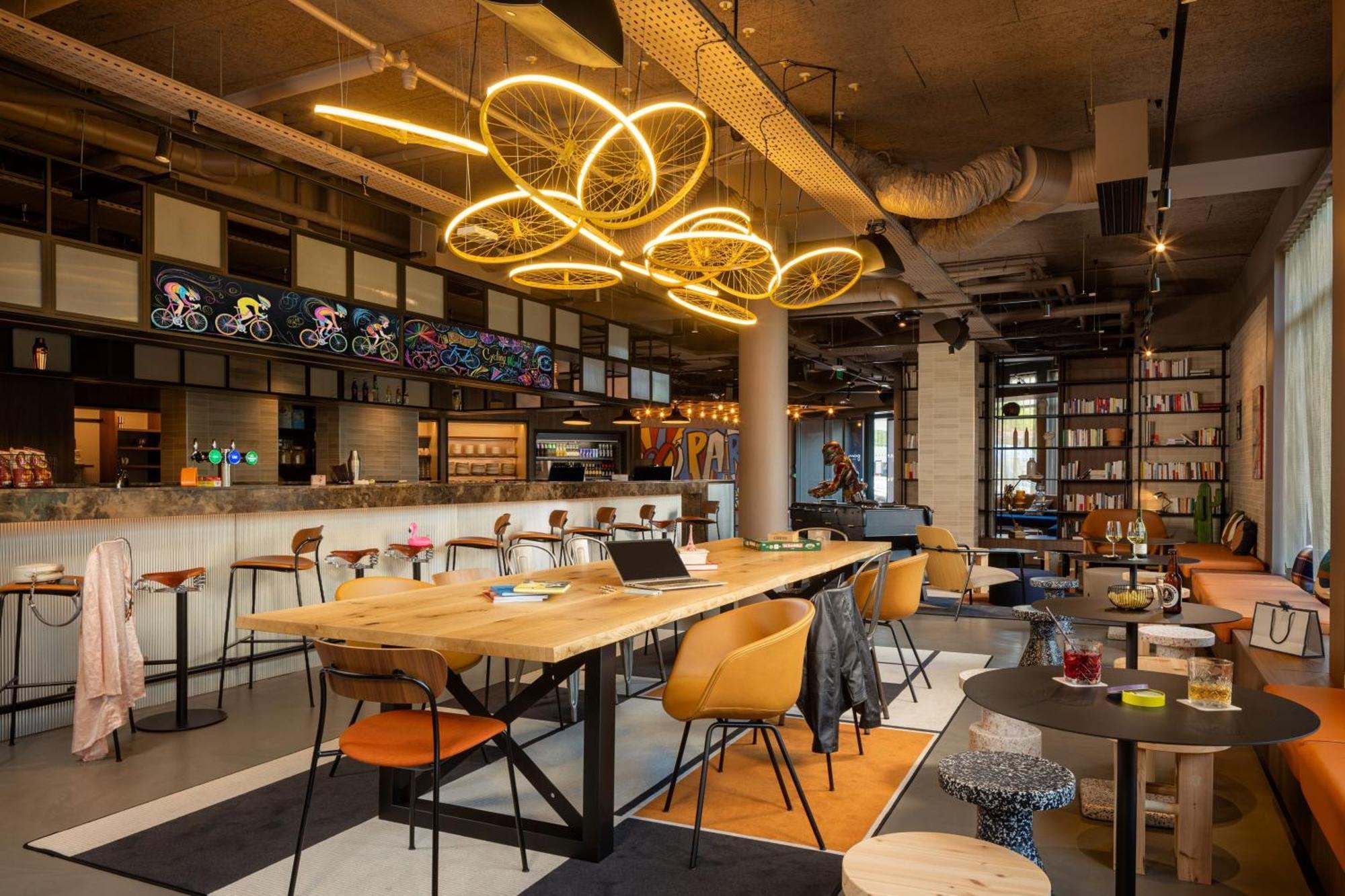 Moxy Paris Кламар Экстерьер фото